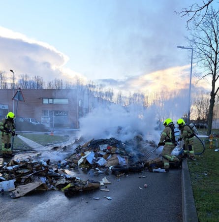 brandweer blust afval op straat