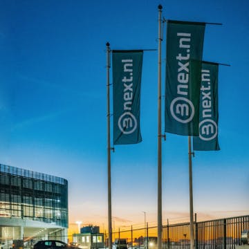 Bnext.nl vlaggen voor een gebouw
