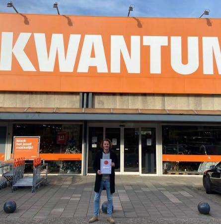 medewerker van Bnext.nl voor een winkel van Kwantum