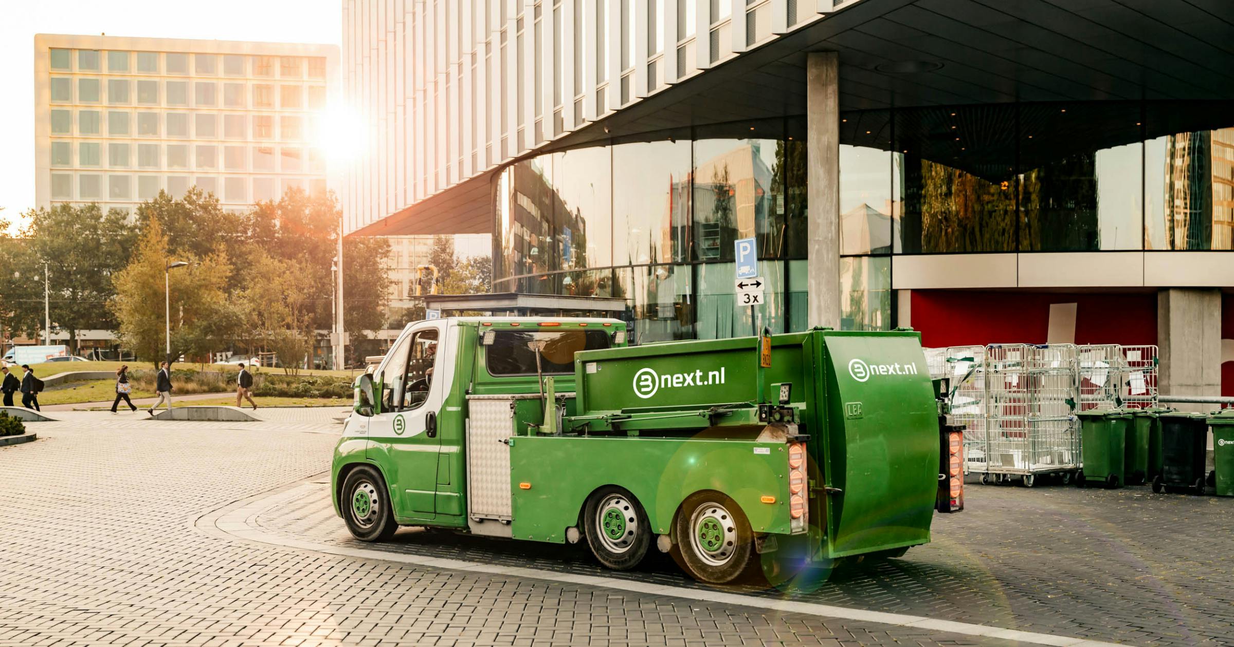 Elektrische wagen haalt minipers op bij multi tenant gebouw