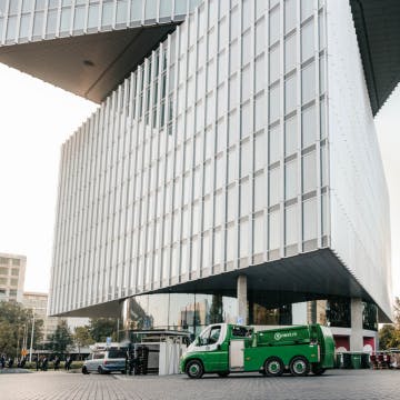 afval laden bij een groot kantoorgebouw