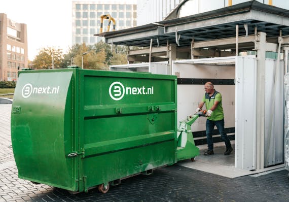 Een minipers wordt uit de goederenlift gehaald