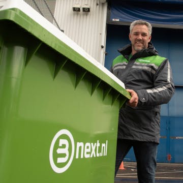 Bnext.nl medewerker haalt rolcontainer op