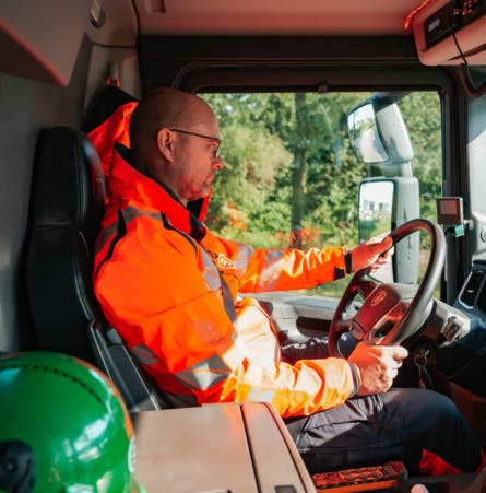 Chauffeur in zijn vrachtwagen