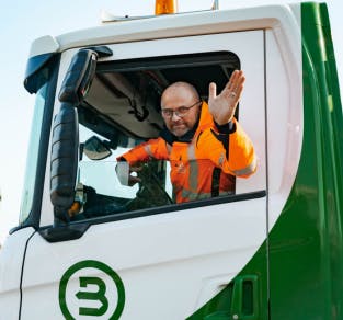 Vrachtwagenchauffeur zwaait uit zijn agen