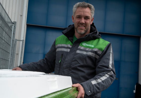Werknemer met een rolcontainer