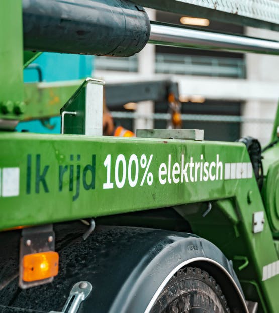 Een close up van een elektrische portaalwagen