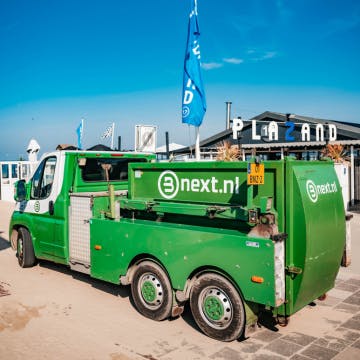 Een minipers wordt geleverd bij een stranttent