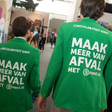 Afvalcoaches aan het werk op een beurs