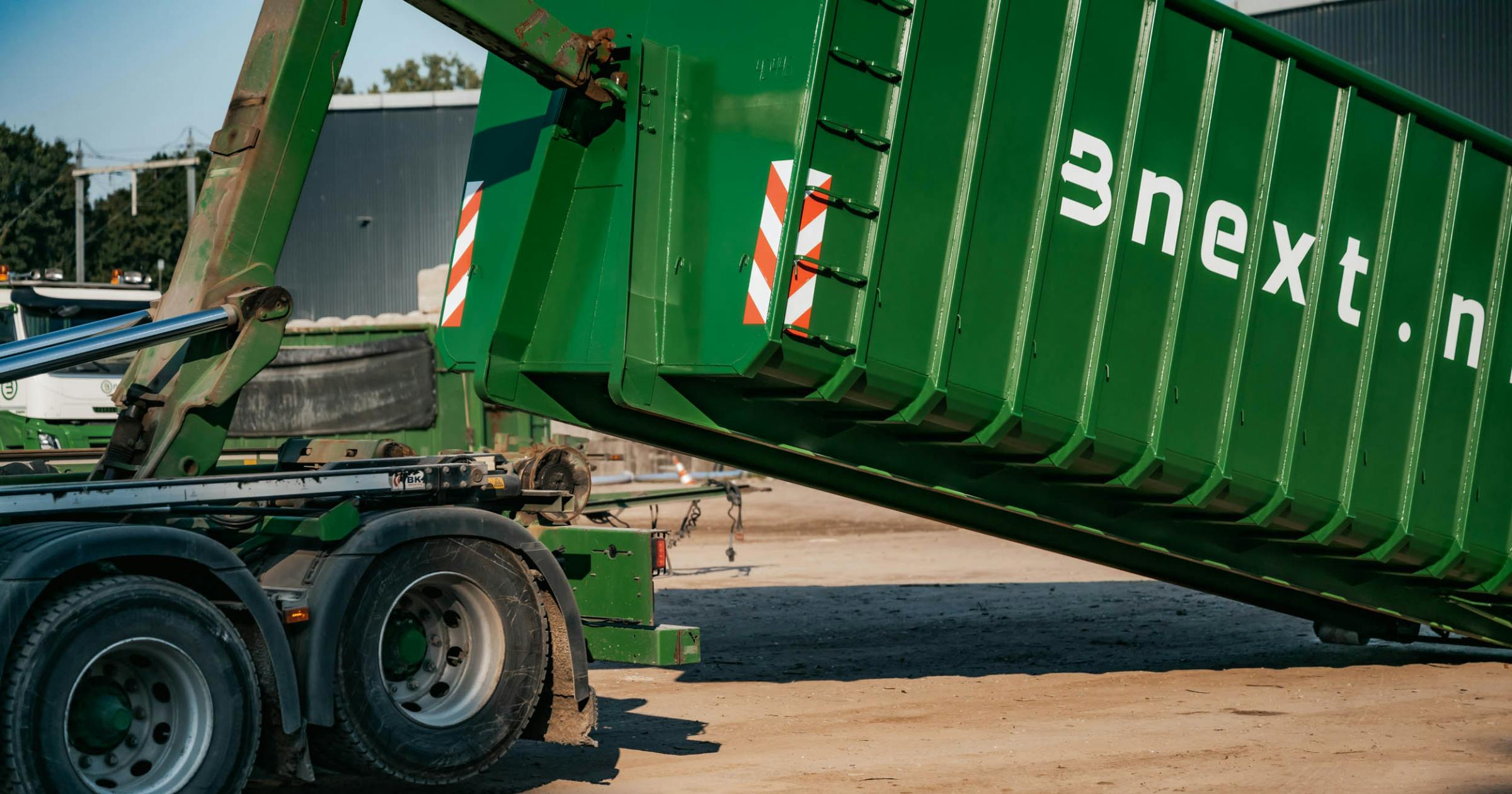 Een afzetcontainer wordt geplaatst
