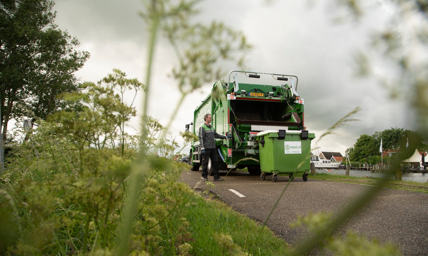 Een kraakperswagen in landelijke omgeving