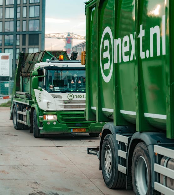 Vrachtwagens op een bouwplaats