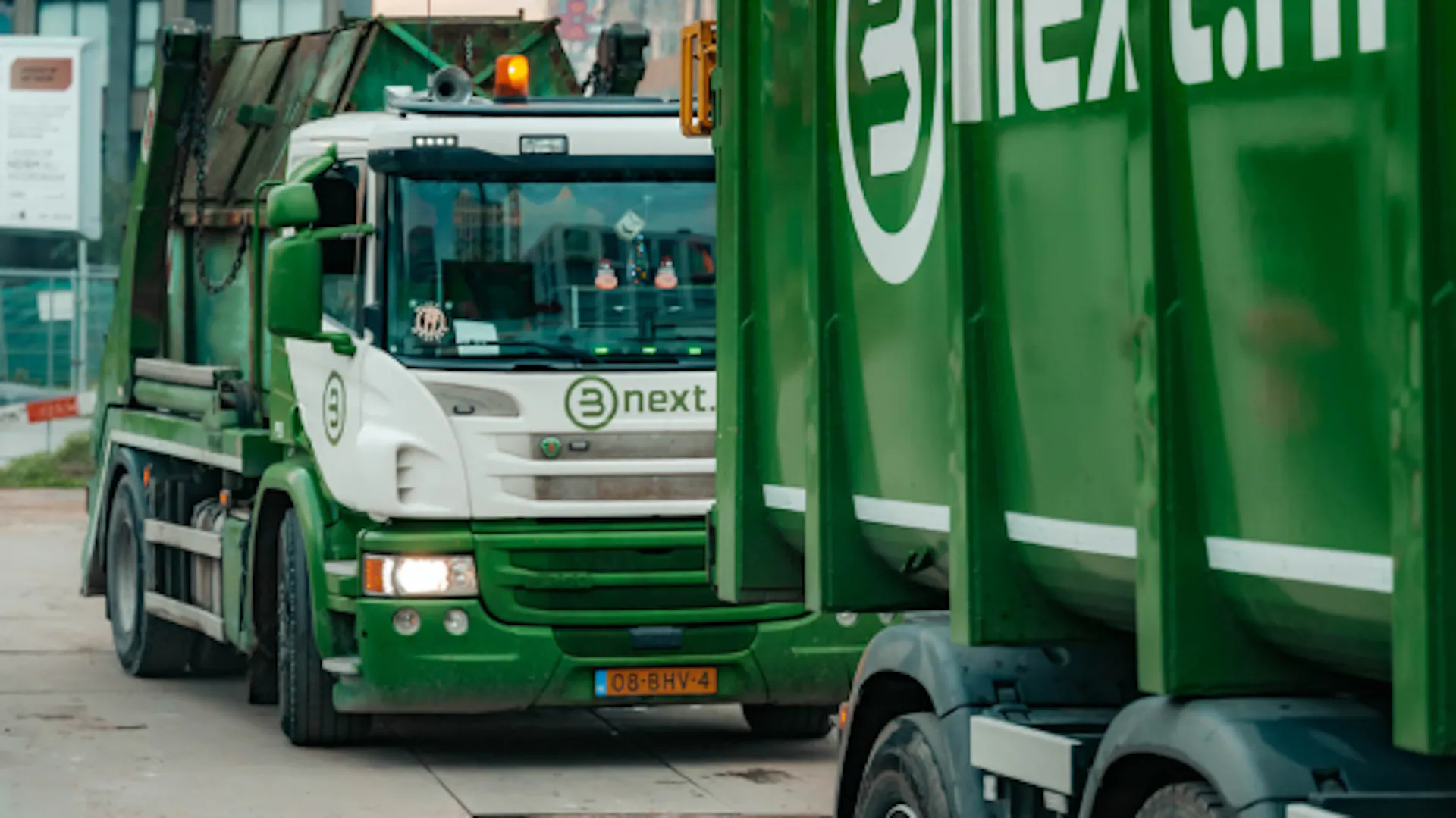 Vrachtwagens op een bouwplaats
