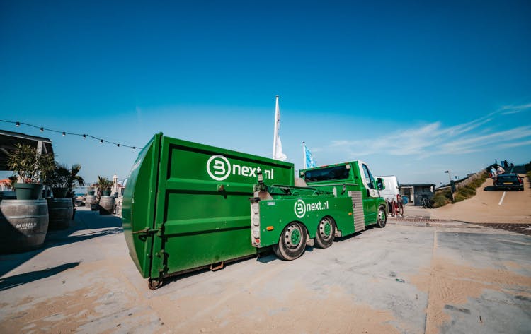 Een minipers op een wagen in de omgeving van het strand