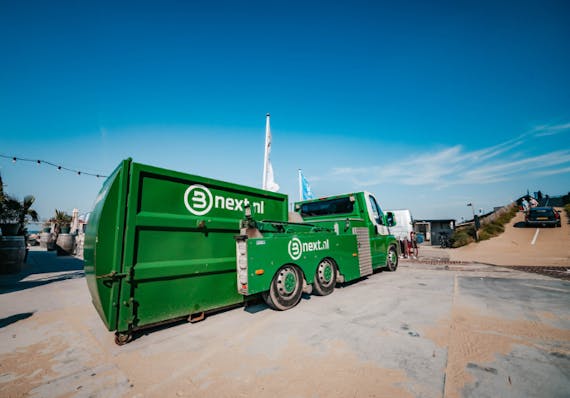 Een minipers op een wagen in de omgeving van het strand