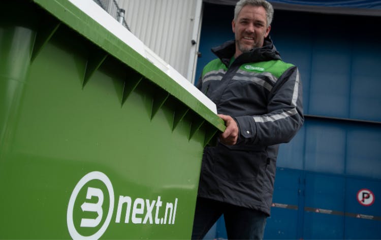 Bnext.nl medewerker met een rolcontainer