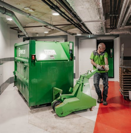 Minipers wordt met een steekkar weggereden