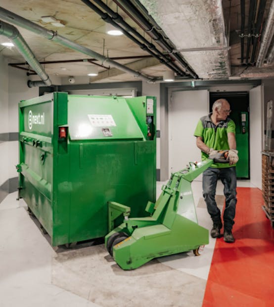 Minipers wordt met een steekkar weggereden