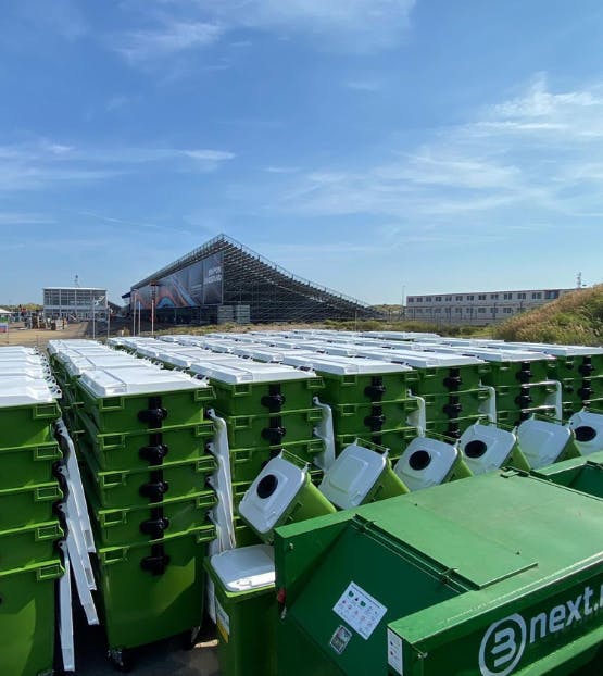 opgestapelde rolcontainers en een perscontainer achter de schermen op circuit zandvoort