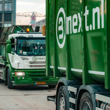 Vrachtwagen op een bouwterrein