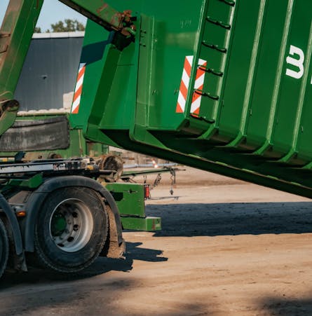 Een grote container die op een vrachtwagen getrokken wordt in IJsselstein