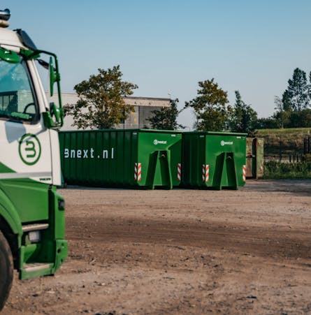 Twee grote containers die klaar staan voor transport naar een bouwlocatie
