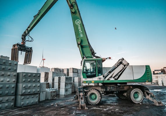 Bnext.nl kraan stapelt betonblokken op