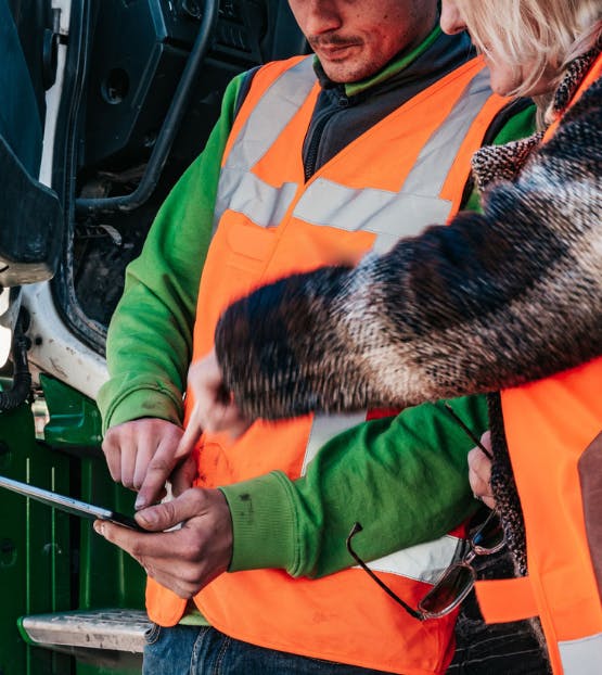 Medewerker laat zien welke data de klant kan terugvinden in de app