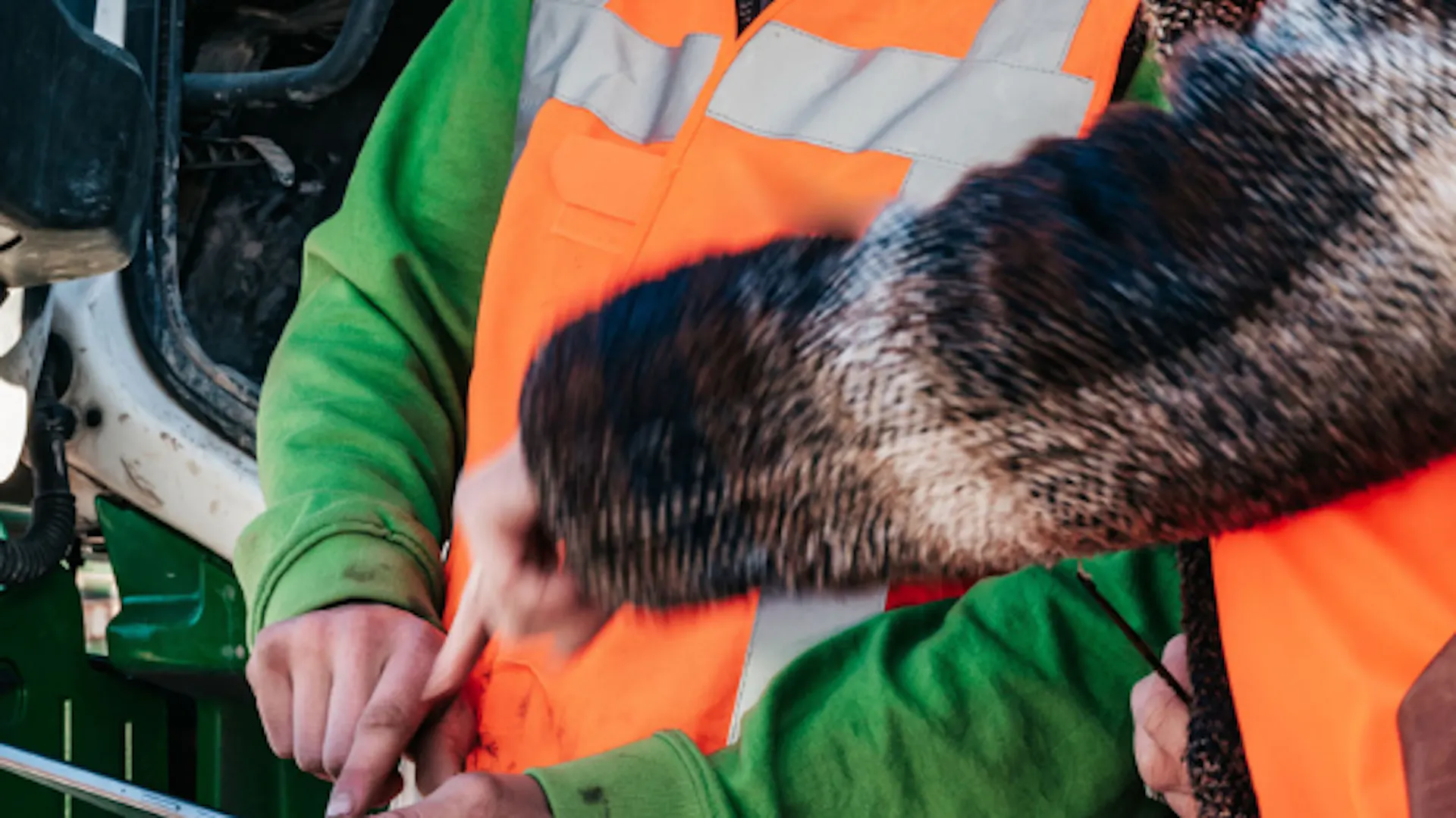 Medewerker laat zien welke data de klant kan terugvinden in de app