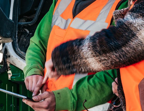 Medewerker laat zien welke data de klant kan terugvinden in de app