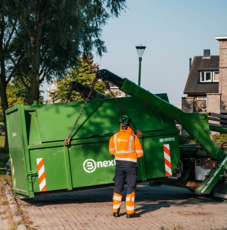 Het plaatsen van een gesloten 9m3 container bij een woonhuis
