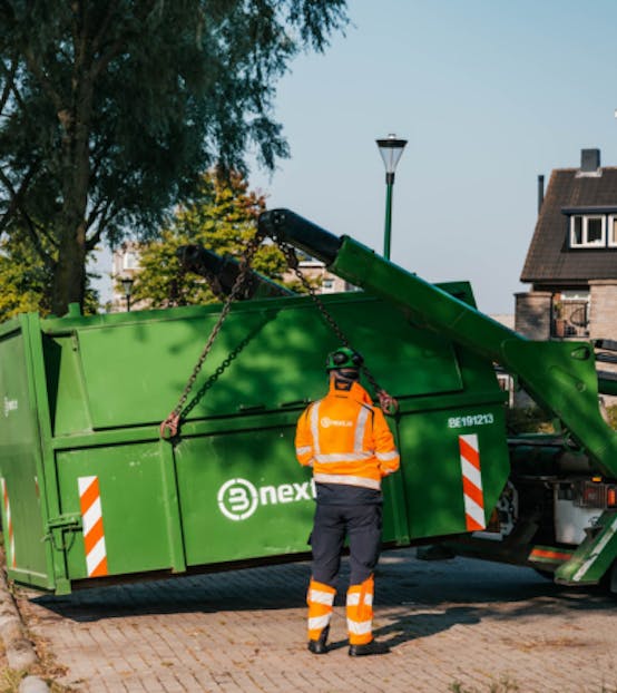 Het plaatsen van een gesloten 9m3 container bij een woonhuis