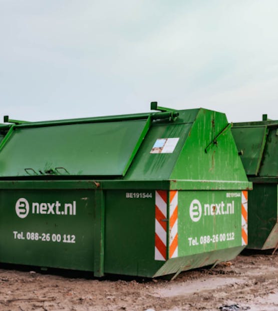 Meerdere containers op een rij om afval goed te kunnen scheiden.