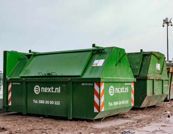 Meerdere containers op een rij om afval goed te kunnen scheiden.