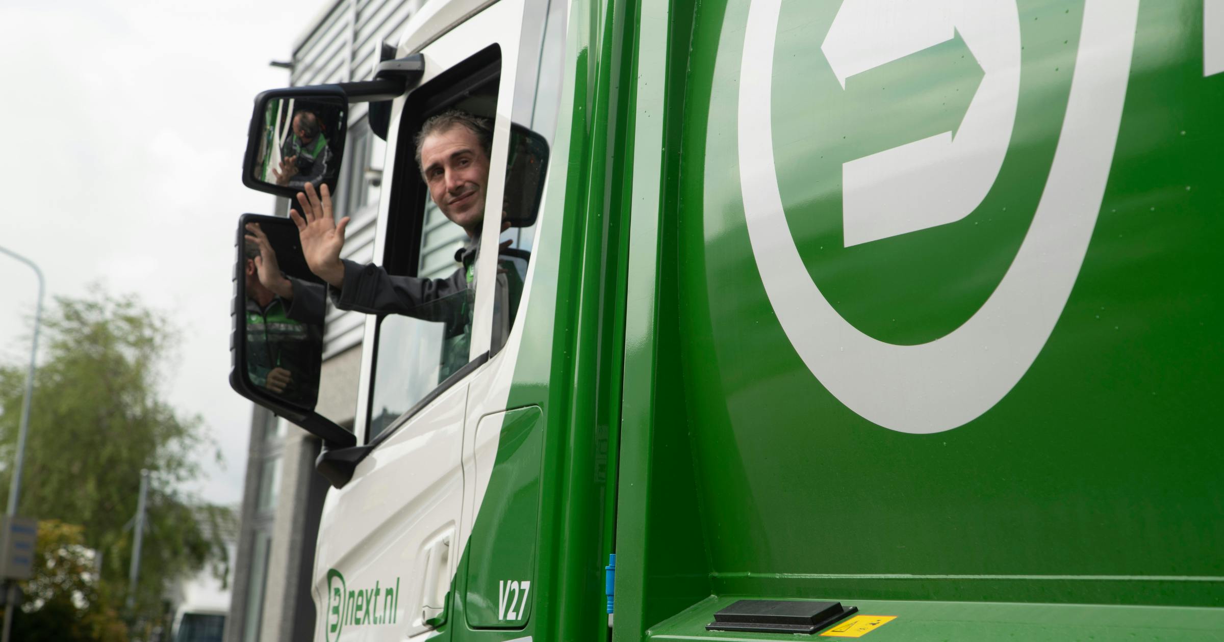 Bnext.nl chauffeur zwaait vanuit zijn wagen
