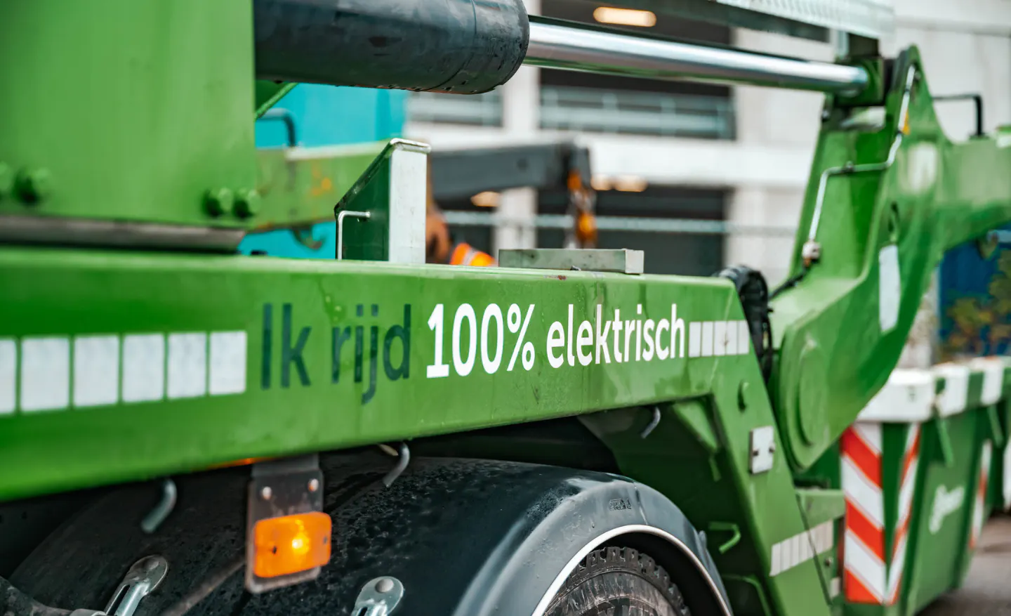 Een close up van een elektrische vrachtwagen