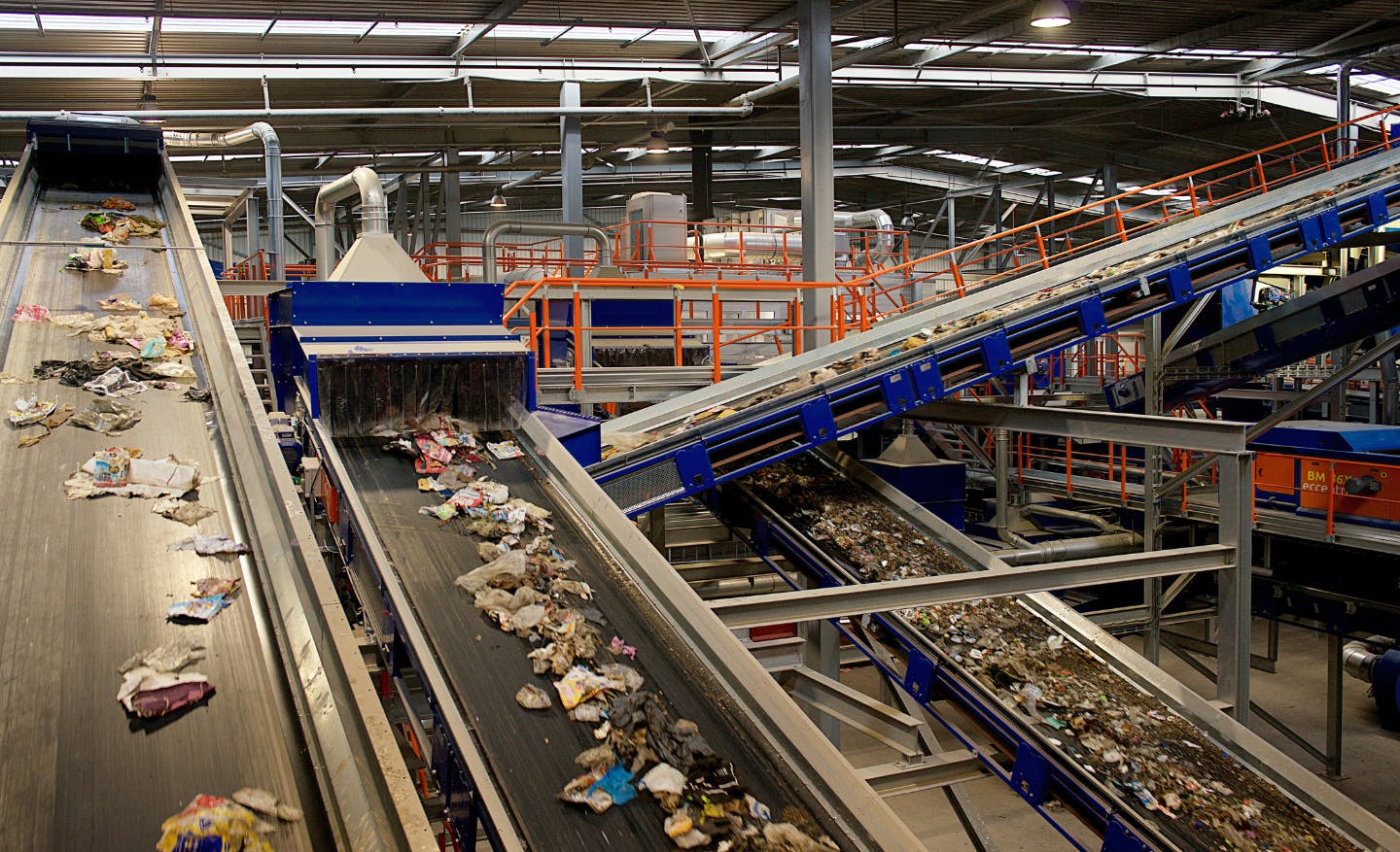 De sorteerlijn waarop afval voorgesorteerd wordt.