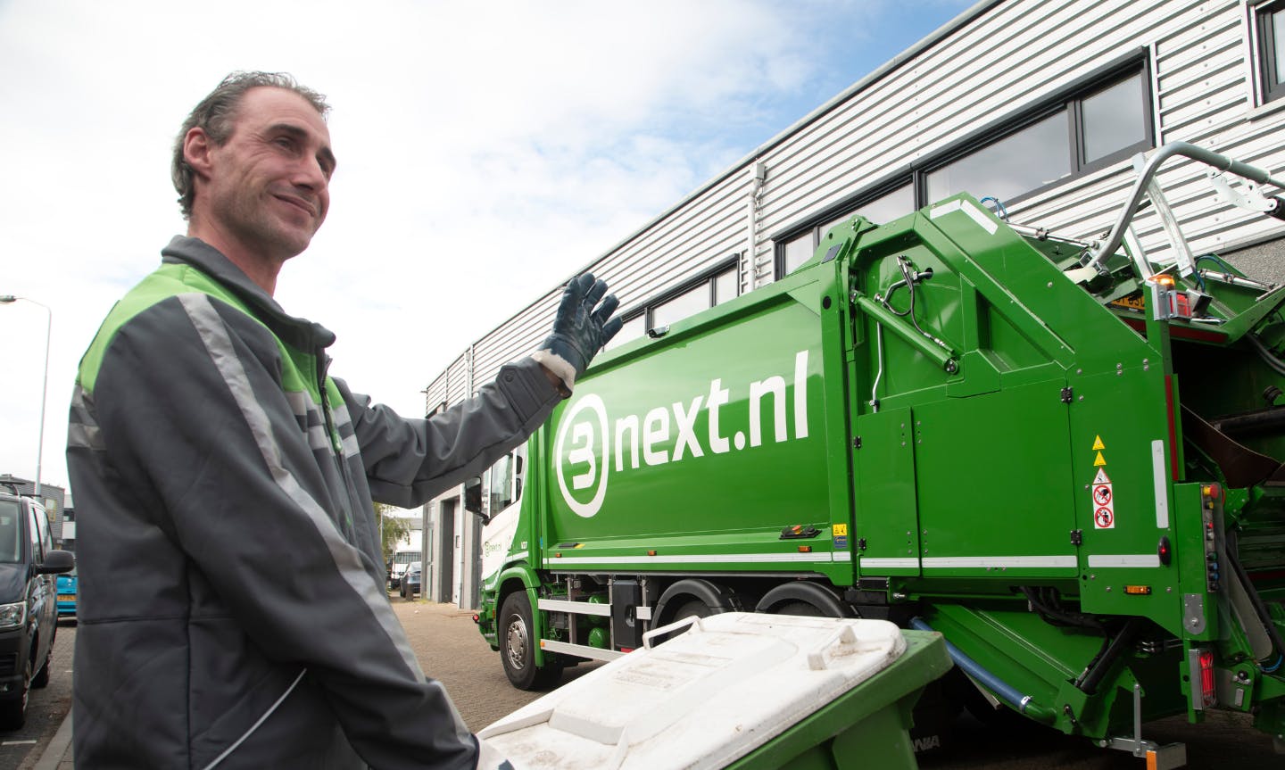 Man wuift naar klant tijdens het werk