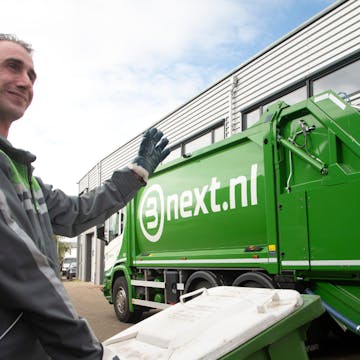 Man wuift naar klant tijdens het werk