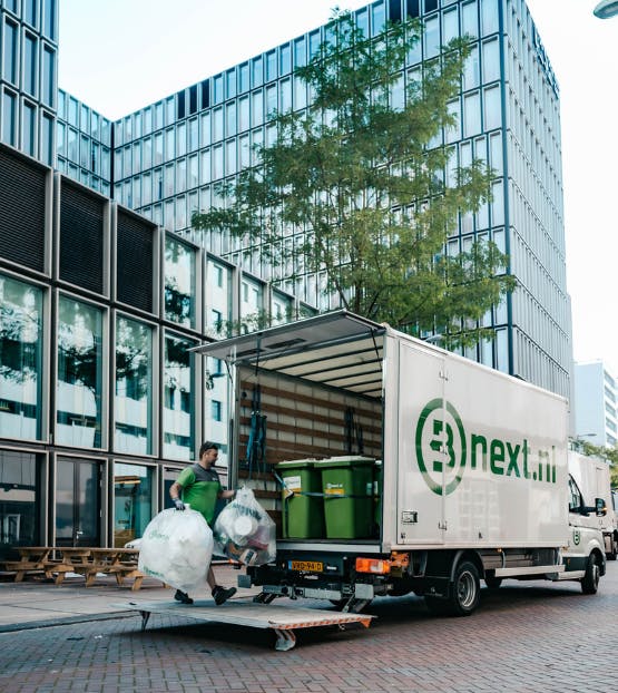 Met de bakwagen afval ophalen in Hilversum