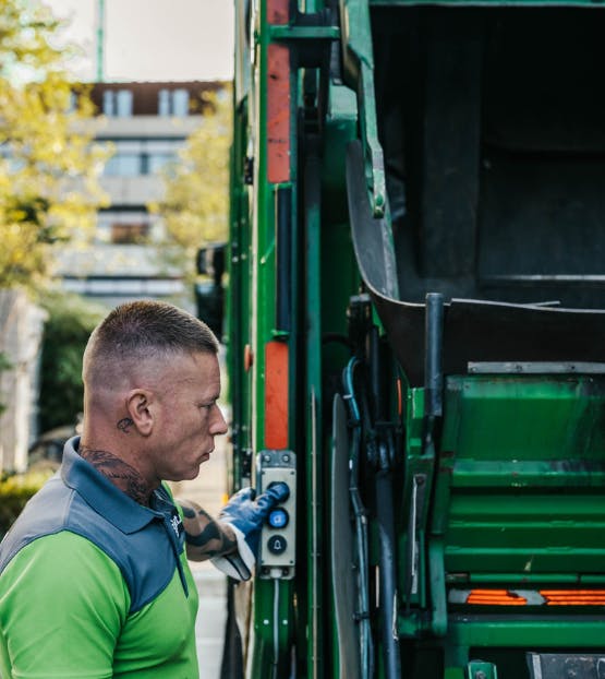 Chauffeur leegt rolcontainer