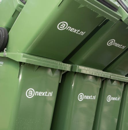 Rolcontainers opgestapeld