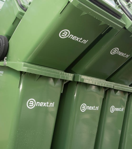 Rolcontainers opgestapeld