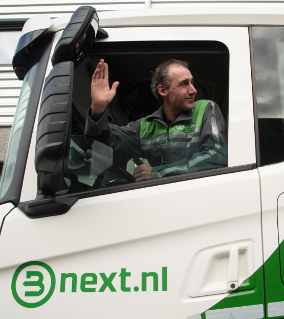 Vrachtwagenchauffeur rijdt weg bij klant