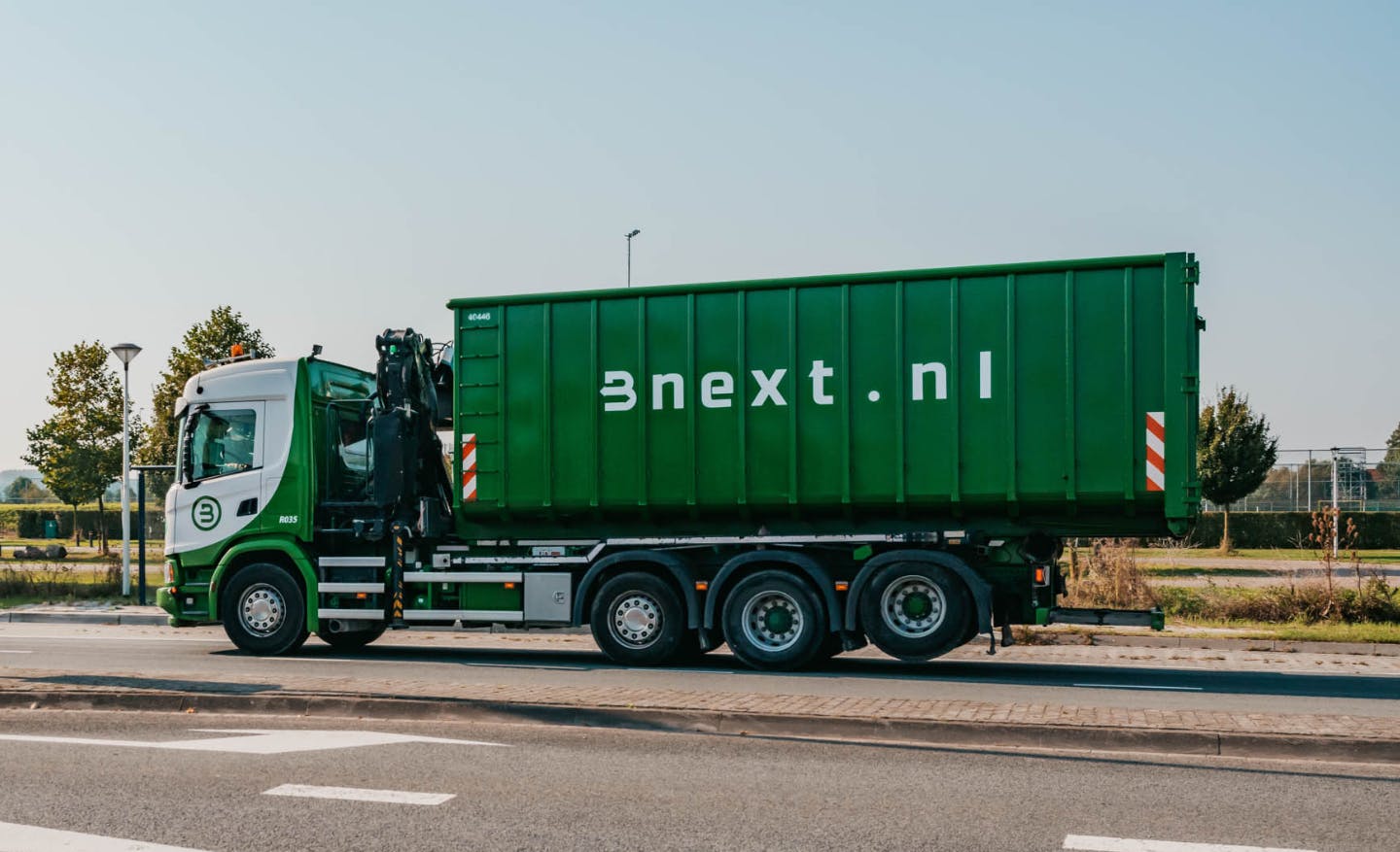 Vrachtwagen met een grote afzetcontainer