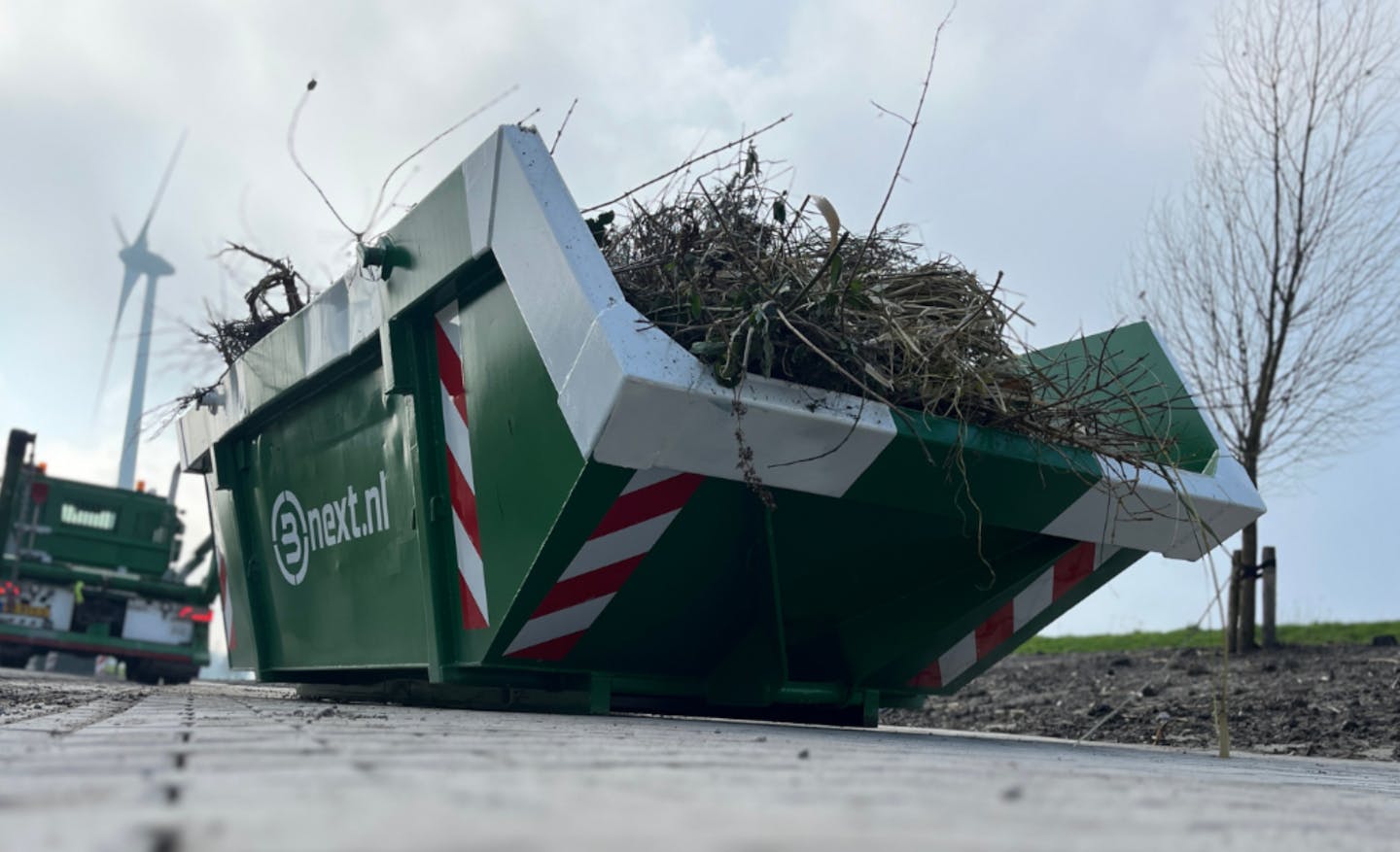 afzetcontainer met daarin tuinafval