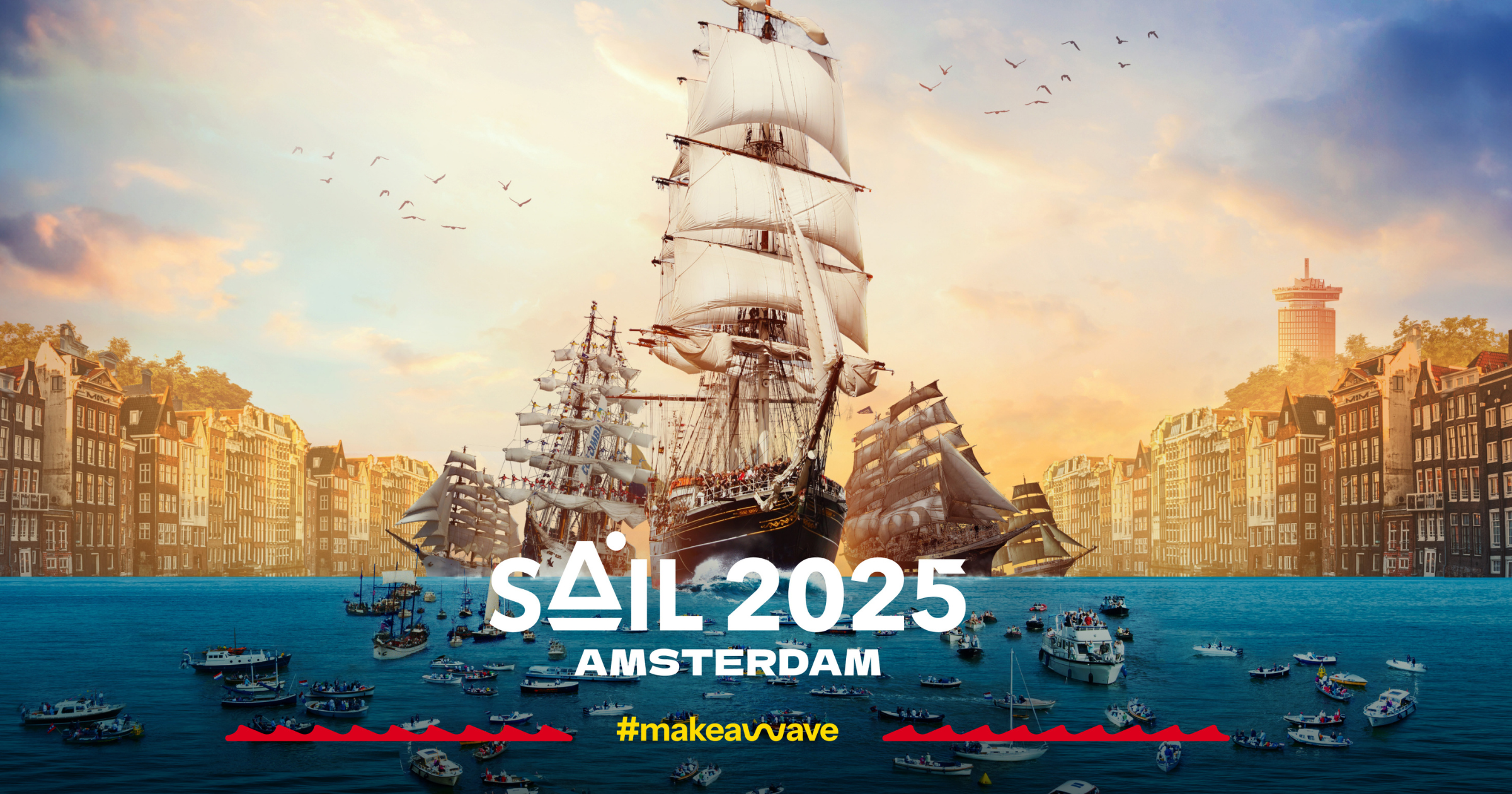Officieel beeld van Sail 2025 met oud driemaster omgeven door kleine bootjes