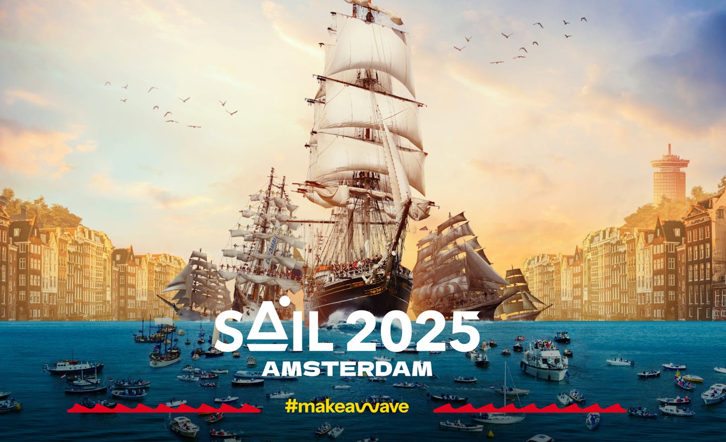Officieel beeld van Sail 2025 met oud driemaster omgeven door kleine bootjes