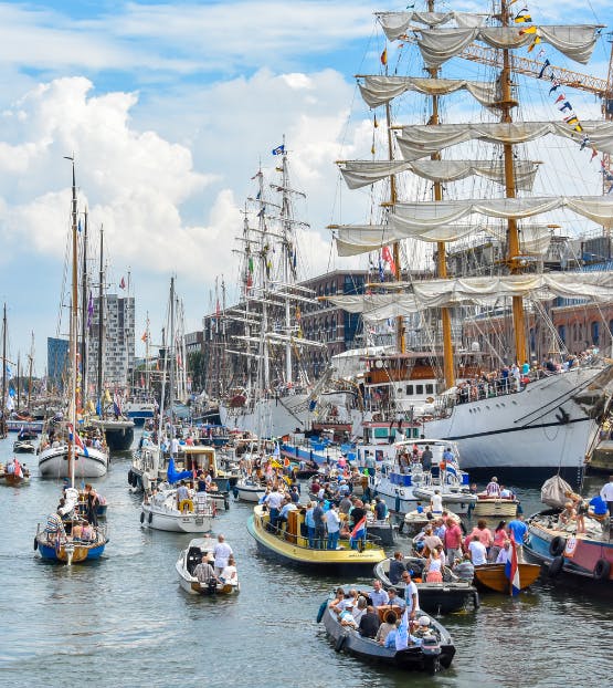 Boten en schepen in de haven van Amsterdam voor Sail