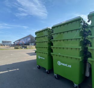 Opgestapelde rolcontainers op het circuit van zandvoort